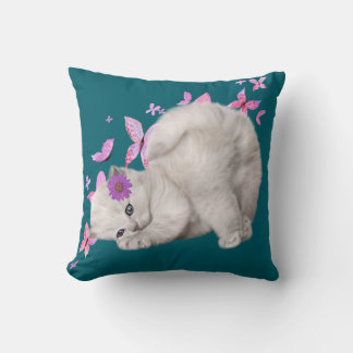 Fluffy White Kitten, omgiven av Rosa Flowers och Kudde