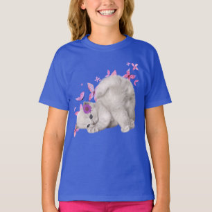 Fluffy White Kitten, omgiven av Rosa Flowers och T Shirt