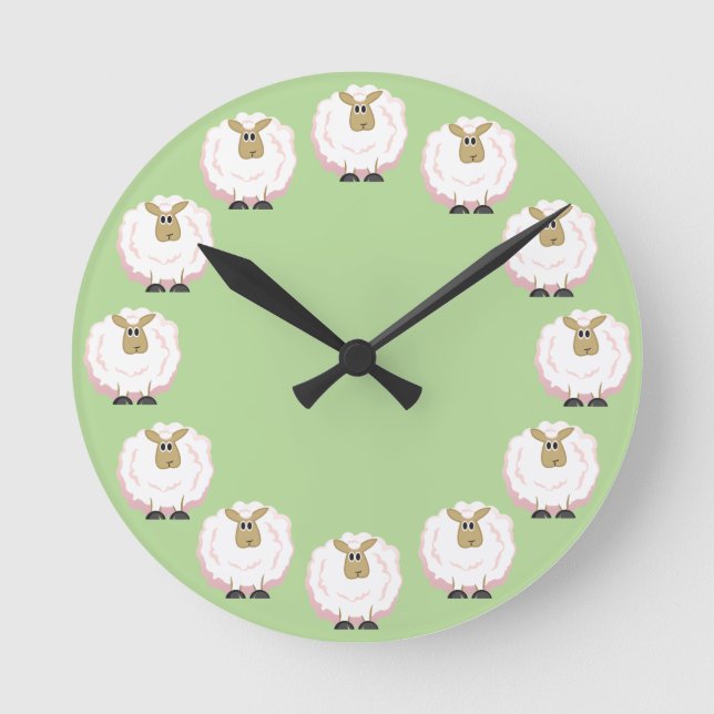 Fluffy White Sheep Rund Klocka (Framsida)