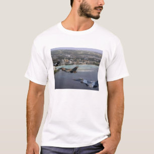 Fluga för tre falkar för stridighet F-16 i T-shirt