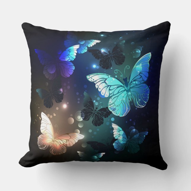 Fluttering Night Butterfly Kudde (Framsida)