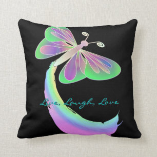 Fluttrande fjäril på svart av: Mendi Kudde