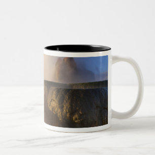 Fly Geyser med snötäckta Granite Range Två-Tonad Mugg
