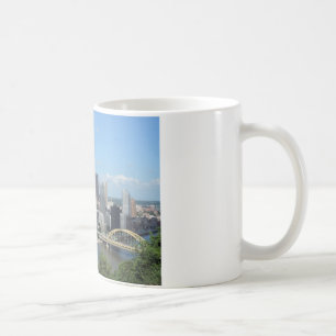 Flyg- i stadens centrum Pittsburgh horisont Kaffemugg