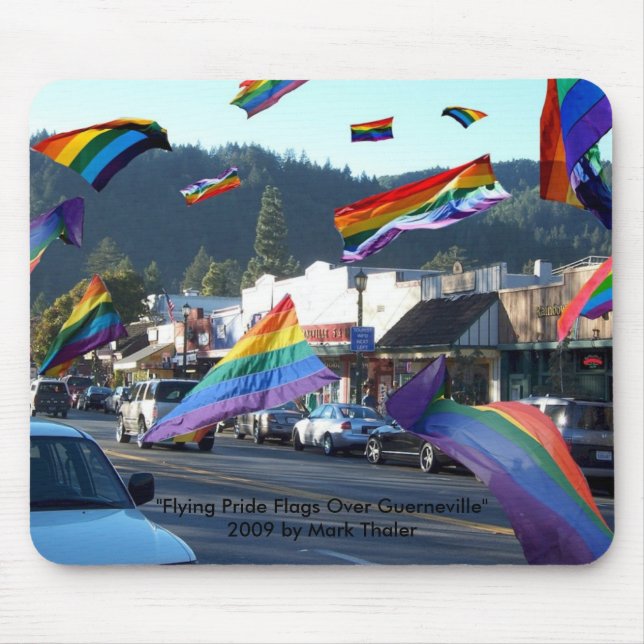 "Flyga prideflaggor över Guerneville" Mousepad Musmatta (Framsidan)