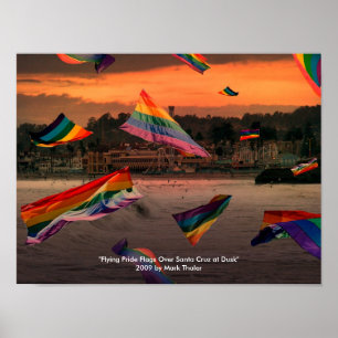 "Flyga prideflaggor över Santa Cruz på skymningen Poster