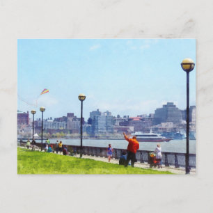 Flygande av en Kite i Pier A Park Hoboken NJ Vykort