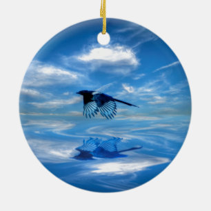 Flygande blå magpie och reflekterat Himlar Julgransprydnad Keramik