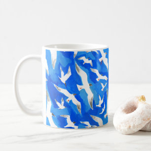 Flygande fiskmåsar på blått himlar kaffemugg