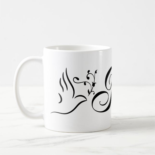 Flygande fredsduva olivkvist vit bakgrund kaffemugg (Vänster)
