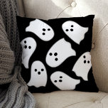 Flygande Ghost Black och White Halloween Kudde<br><div class="desc">Firar Halloween i i stil med detta söta dekorativ kudde med ett mönster av spooky-flygande spöken. Tvåsidig design i svartvitt,  kol-grått och lätt grått-färg.</div>