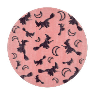 Flygande häxa mellan halva måne vid Halloween-natt