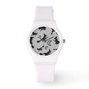 Flygande häxa mellan halva måne vid Halloween-natt Armbandsur