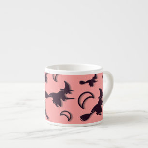 Flygande häxa mellan halva måne vid Halloween-natt Espressomugg