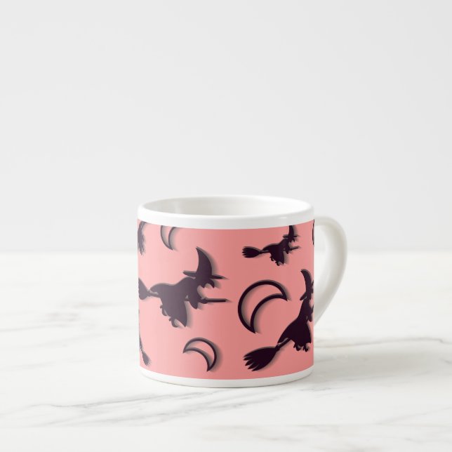 Flygande häxa mellan halva måne vid Halloween-natt Espressomugg (Framsida höger)