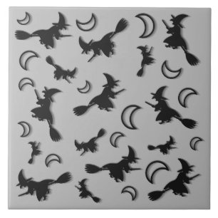 Flygande häxa mellan halva måne vid Halloween-natt Kakelplatta