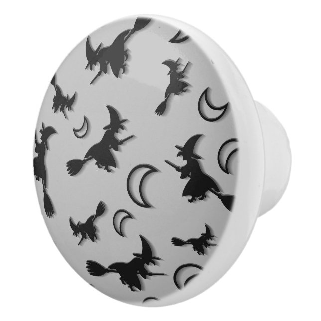 Flygande häxa mellan halva måne vid Halloween-natt Knopp (Höger)