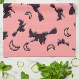 Flygande häxa mellan halva måne vid Halloween-natt Kökshandduk