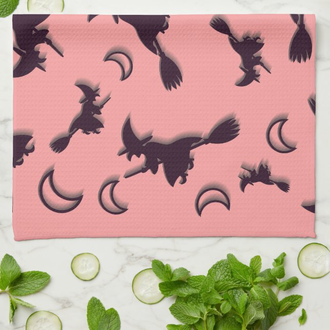 Flygande häxa mellan halva måne vid Halloween-natt Kökshandduk (Vikta)