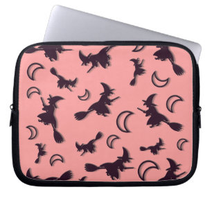 Flygande häxa mellan halva måne vid Halloween-natt Laptop Fodral