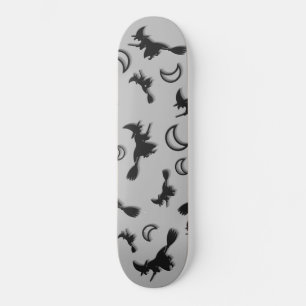 Flygande häxa mellan halva måne vid Halloween-natt Mini Skateboard Bräda 18,5 Cm
