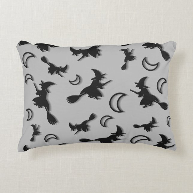 Flygande häxa mellan halva måne vid Halloween-natt Prydnadskudde (Framsidan)