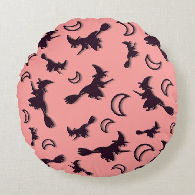 Flygande häxa mellan halva måne vid Halloween-natt Rund Kudde (Framsidan)