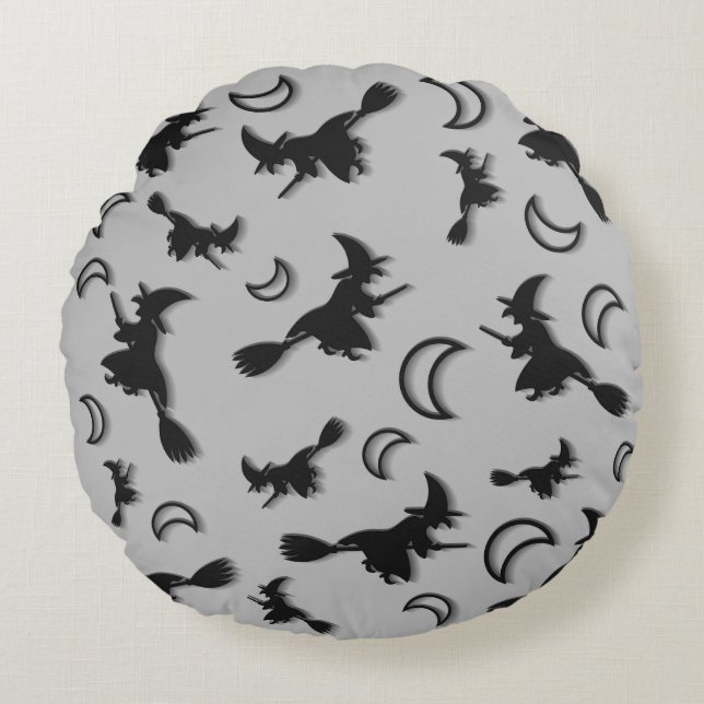 Flygande häxa mellan halva måne vid Halloween-natt Rund Kudde (Framsidan)