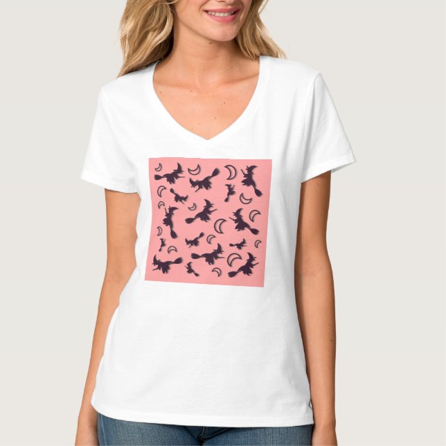 Flygande häxa mellan halva måne vid Halloween-natt T Shirt (Framsida)