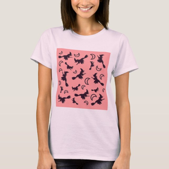 Flygande häxa mellan halva måne vid Halloween-natt T Shirt (Framsida)