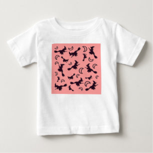 Flygande häxa mellan halva måne vid Halloween-natt T Shirt