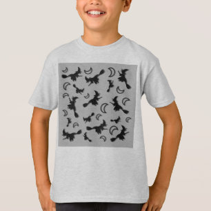 Flygande häxa mellan halva måne vid Halloween-natt T Shirt