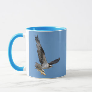 Flygande Osprey-jakt på fisk Mugg