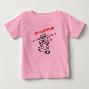 Flygande Skater som utför Skateboardingflygning mi T Shirt