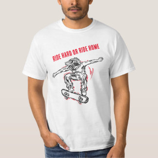 Flygande Skater som utför Skateboardingflygning mi T Shirt