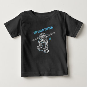 Flygande Skater som utför Skateboardingflygning mi T Shirt