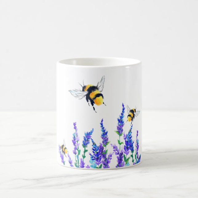 Flygande Vår-bin som flyger till kaffe Mugg (Center)