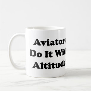 Flygare gör det med höjd kaffemugg