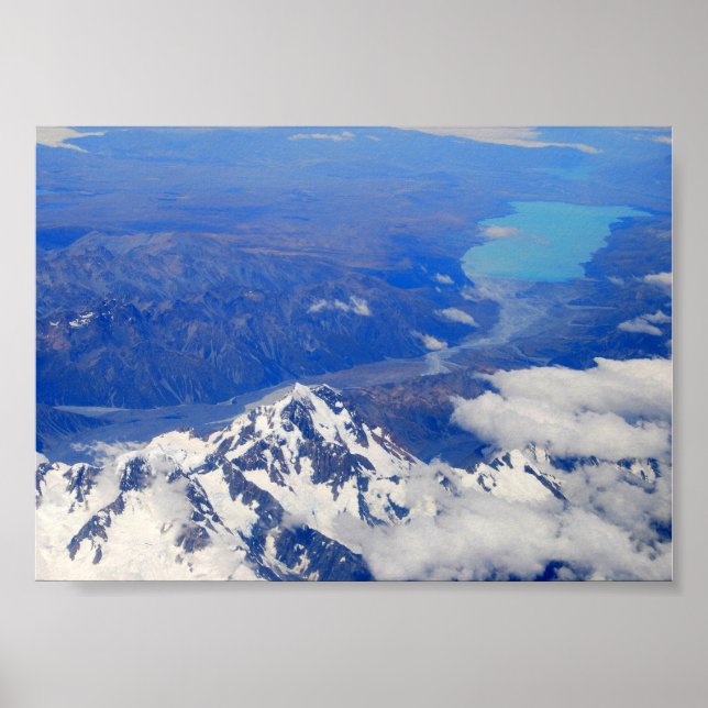 Flygbild av Aoraki/Mount Cook i Nya Zeeland Poster (Framsidan)