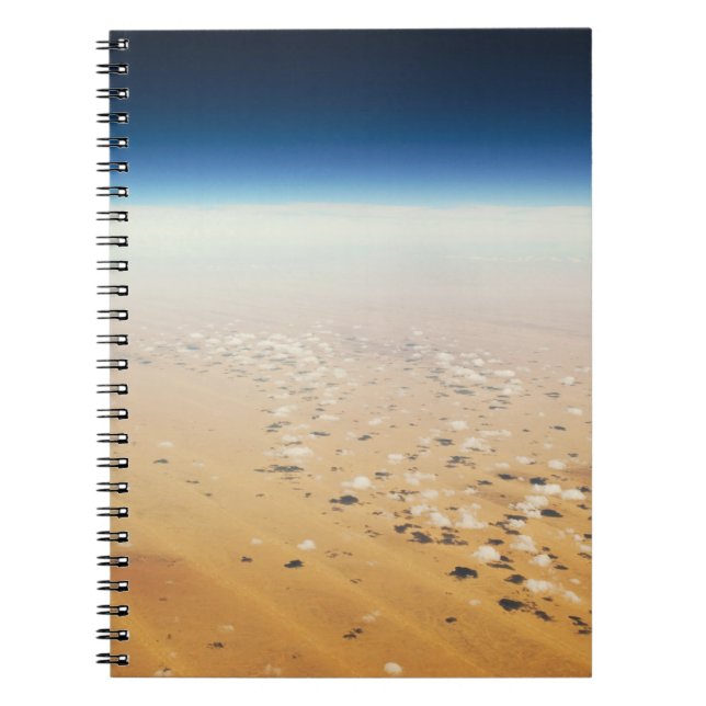 Flygbild över en öken anteckningsbok med spiral (Framsidan)