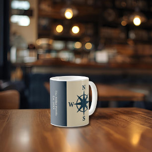 Flygblå kompass på beige & Family Namn-året Kaffemugg