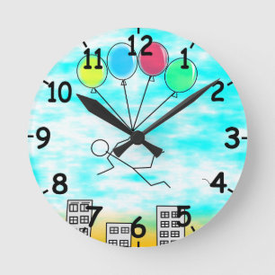 flyger över staden med ballonger rund klocka