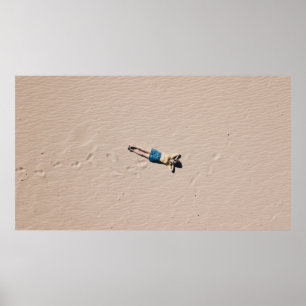 Flygfotografi av människan ljugande på sand poster