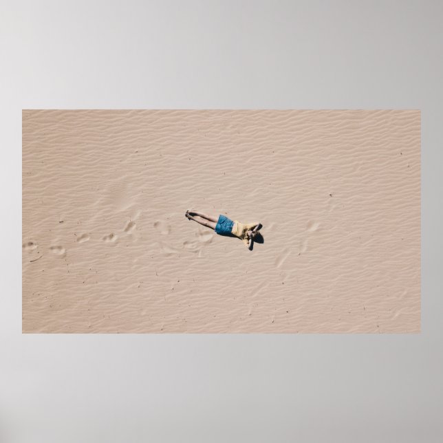 Flygfotografi av människan ljugande på sand poster (Framsidan)