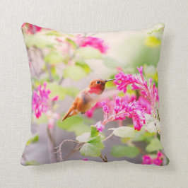 FlygHummingbird och röda vinbärblommor Kudde