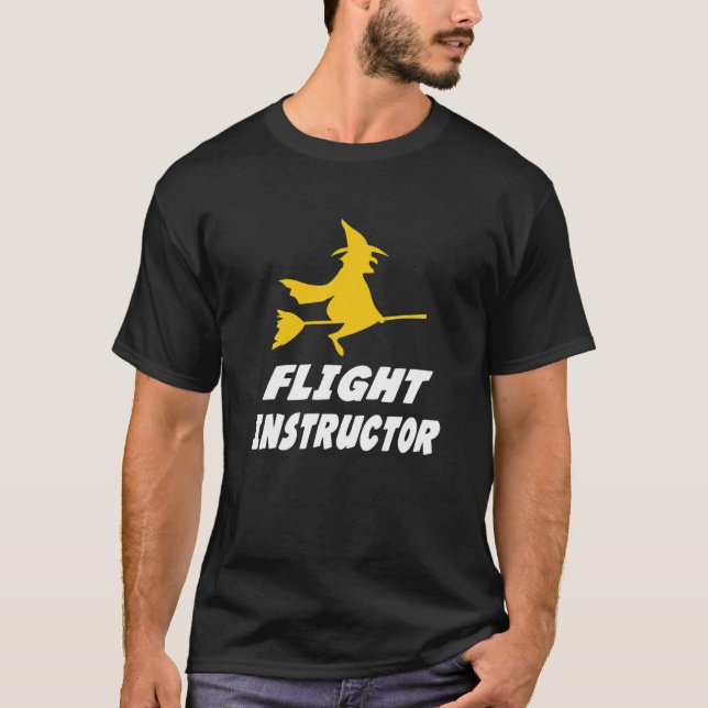 Flyginstruktör Witch Flies Fly Halloween Funny T Shirt (Framsida)