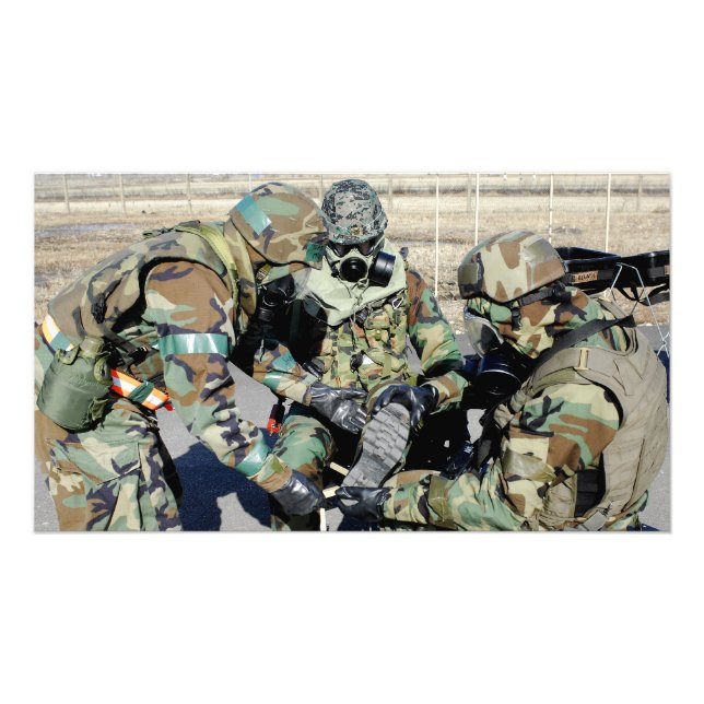 Flygmän bistår en militär från Sydkorea Fototryck (Framsidan)