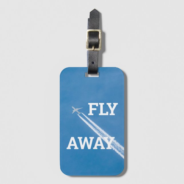 Flygplan flyger i den blå himlen bagagebricka (Framsida vertikal)