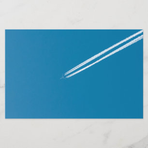 Flygplan i blå himmel flygblad