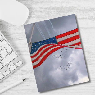 Flygplan i Himmel & American Flagga, Roligt, Patri Helg Vykort